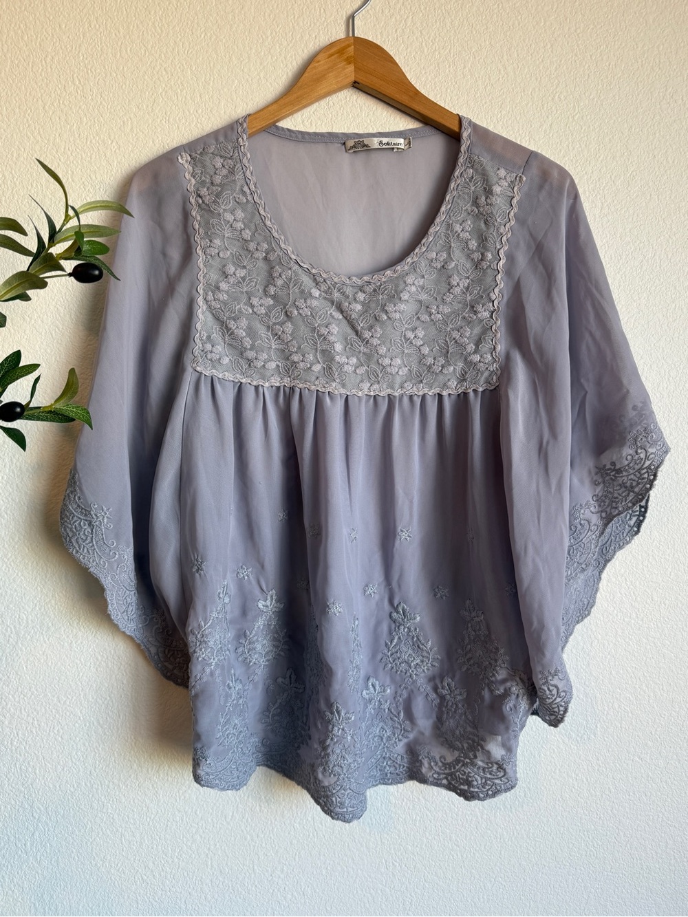 Solitaire Dusty Lavender Embroidered Lace Trim Flowy Boho Top Women’s Size Large